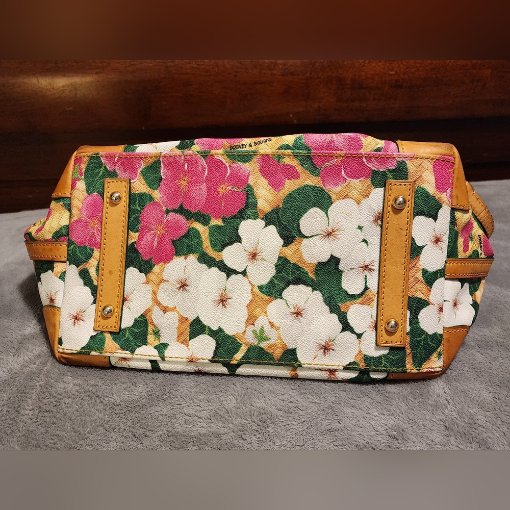 🌸 Vibrant Dooney & Bourke Hydrangea Basketweave Satchel. 🌸 - Picture 6 of 7